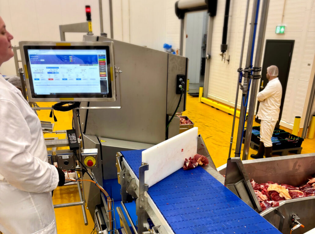 Ved denne stasjonen i Dalir sin nye fabrikk er direct FOOD tett integrert i selve produksjonslinjen. Når råvaren mates inn, analyserer Meatmaster kontinuerlig fettprosent og kontrollerer for fremmedlegemer som bein og metall.