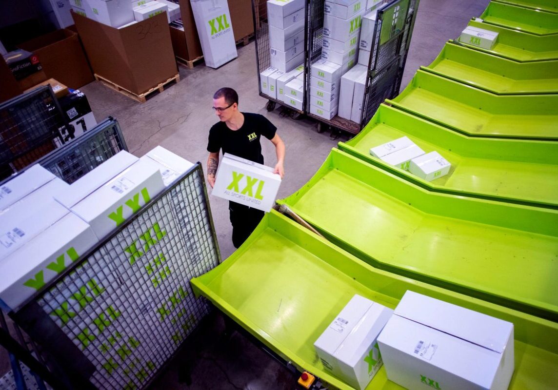 Når pakker må ut raskt og presist, teller hvert sekund. AMS har optimalisert direct FMS hos XXL i Örebro for å eliminere flaskehalser ved SSCC-merking. Resultatet? Kortere responstid, færre avviste pakker – og en mer effektiv logistikkprosess fra start til slutt.