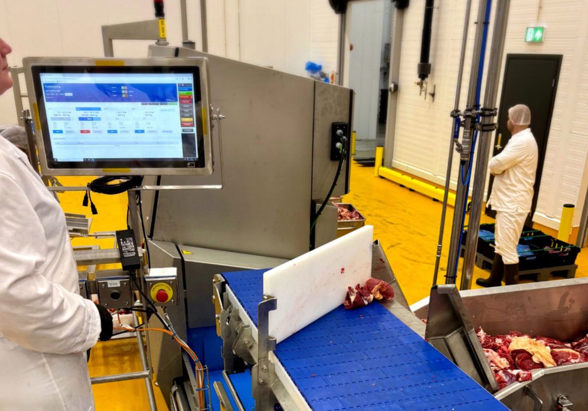 At this station in Dalir’s new factory, direct FOOD is tightly integrated into the production line. As raw material is fed in, Meatmaster continuously analyses the fat content and checks for foreign bodies, such as bones and metal.