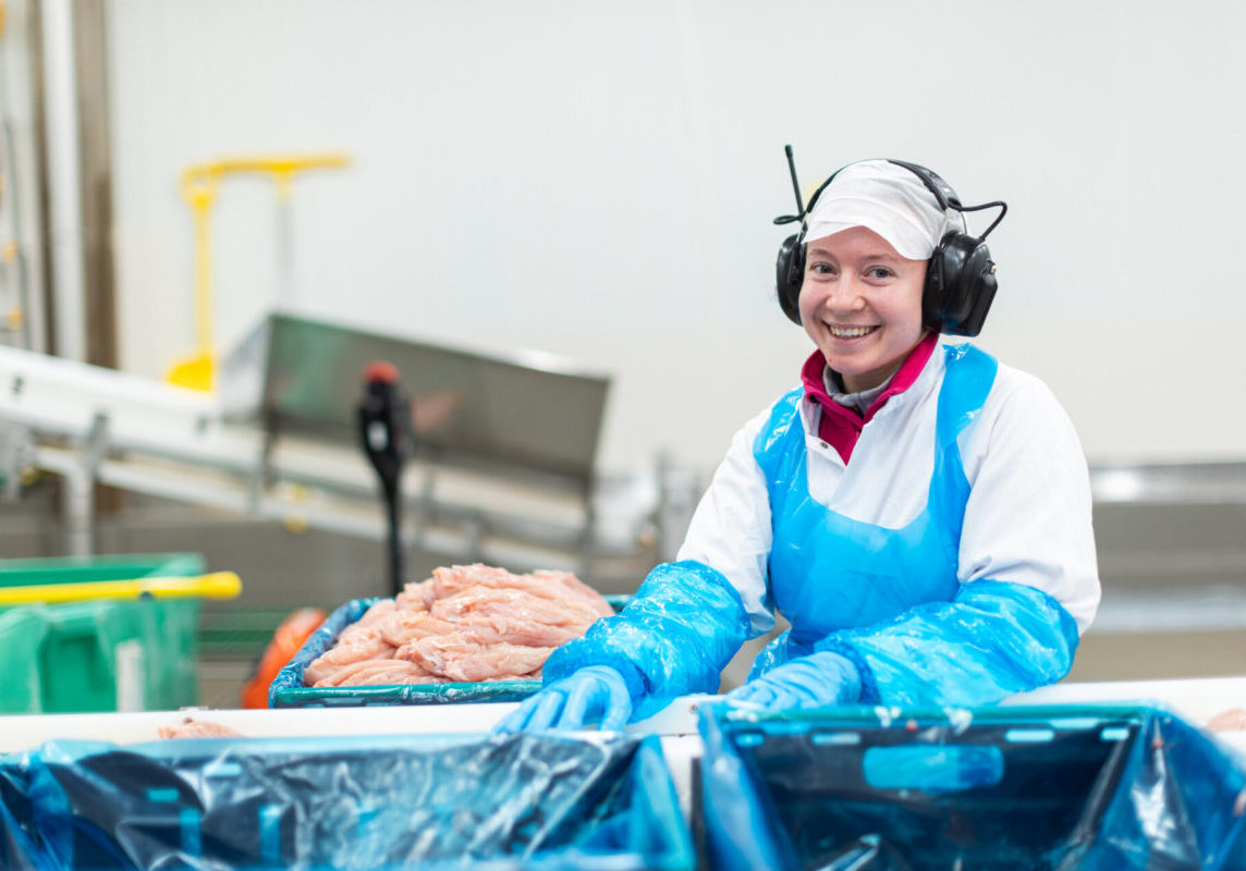 Hå Kylling har samlet planlegging, registrering, veiing, merking, palletering og sporbarhet i én løsning med direct FOOD fra AMS. Med maskiner og utstyr koblet direkte til systemet får kyllingprodusenten en helhetlig og presis styring av hele matproduksjonen – fra innveiing til ferdig vare.
