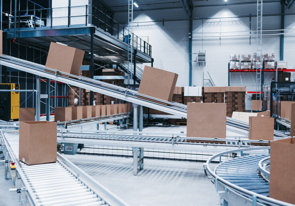 As warehouses and production environments become more complex, merely collecting data is no longer sufficient – active control is essential. Automated warehouse management with direct FMS integrates ERP, warehouse systems, and material handling equipment within a single platform. This solution facilitates seamless goods flow from inbound to dispatch – or into production – through real-time decision-making, flexibility and scalability.