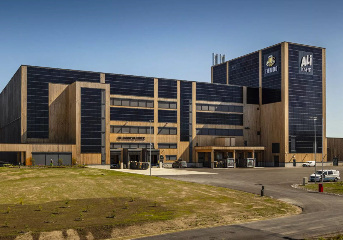 Joh. Johannson Kaffe in Vestby needed a reliable, unified system to manage the internal transport flow from coffee roasting and packaging to finished goods. They chose direct FMS, developed by AMS, which consolidates and controls the entire material flow in the manufacturing facility.