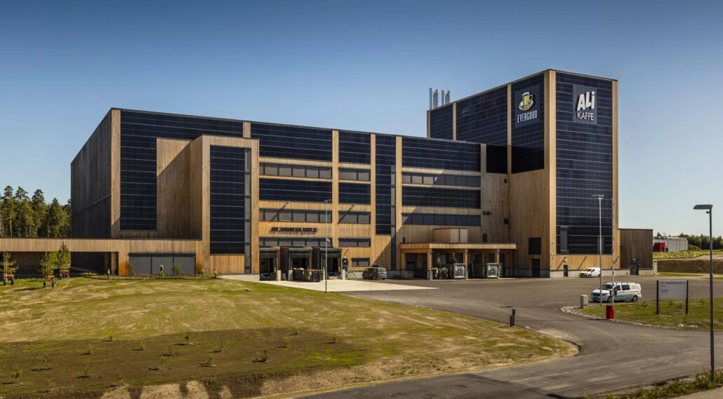 Joh. Johannson Kaffe in Vestby needed a reliable, unified system to manage the internal transport flow from coffee roasting and packaging to finished goods. They chose direct FMS, developed by AMS, which consolidates and controls the entire material flow in the manufacturing facility.